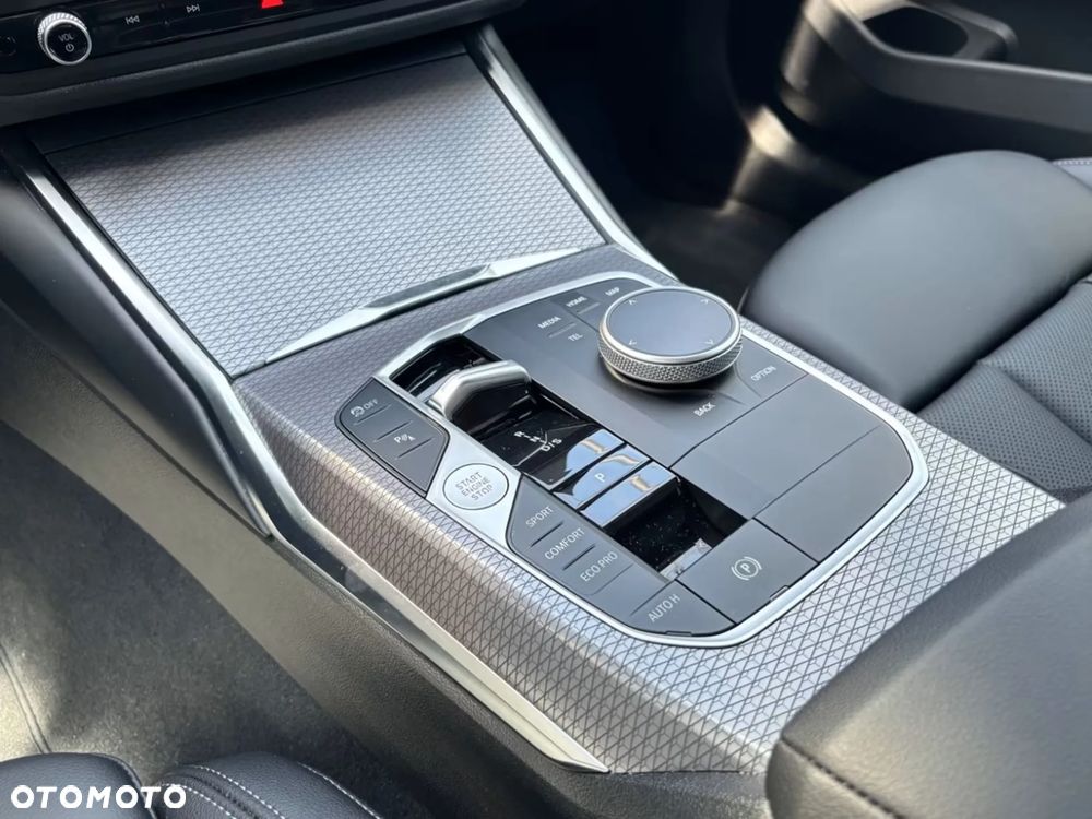 BMW Seria 3 318i M Sport - 24