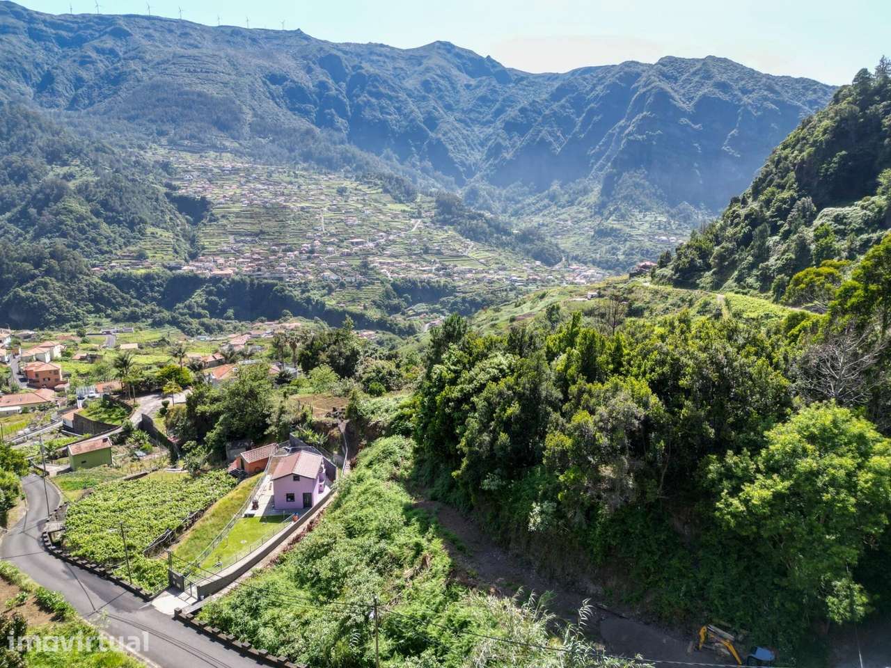Terreno rústico com uma área de 2.302 m2 - Grande imagem: 5/15