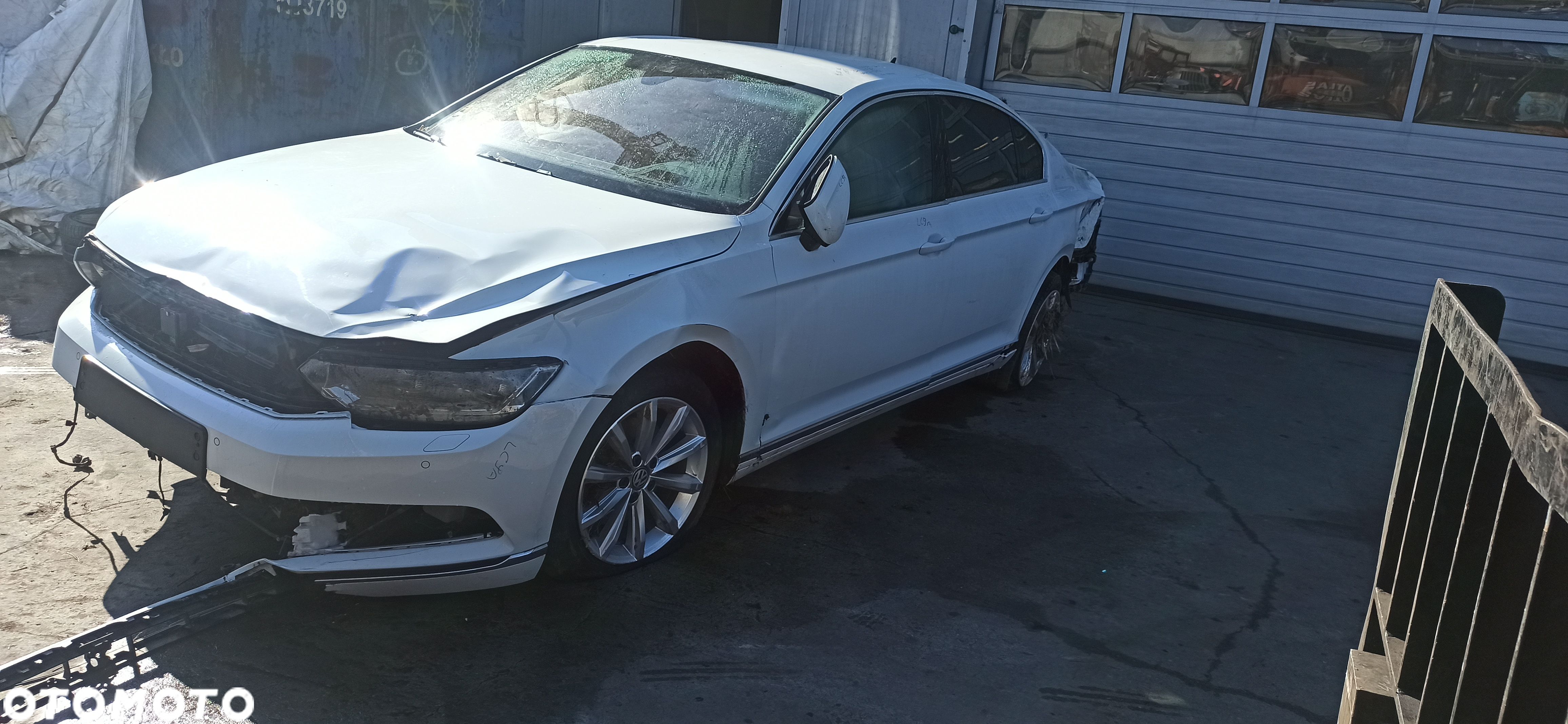 VW Passat B8 z silnikiem 1,8 TSI o ozn. CJSC  i skrzynią manualną o ozn. QTQ kolor biały ozn. LC9A  Częsci - 1