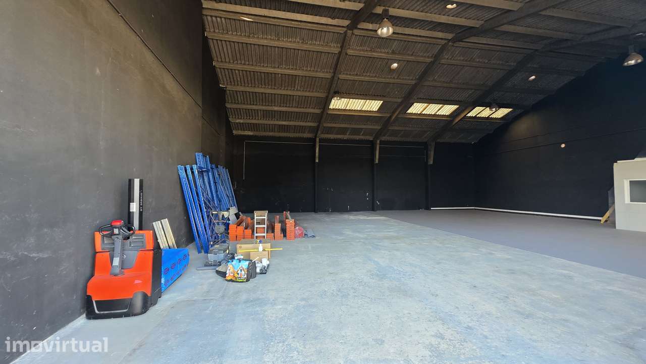 Armazém 400m² c/ acesso TIR e pé-direito alto — Milheirós, Maia - Grande imagem: 2/8