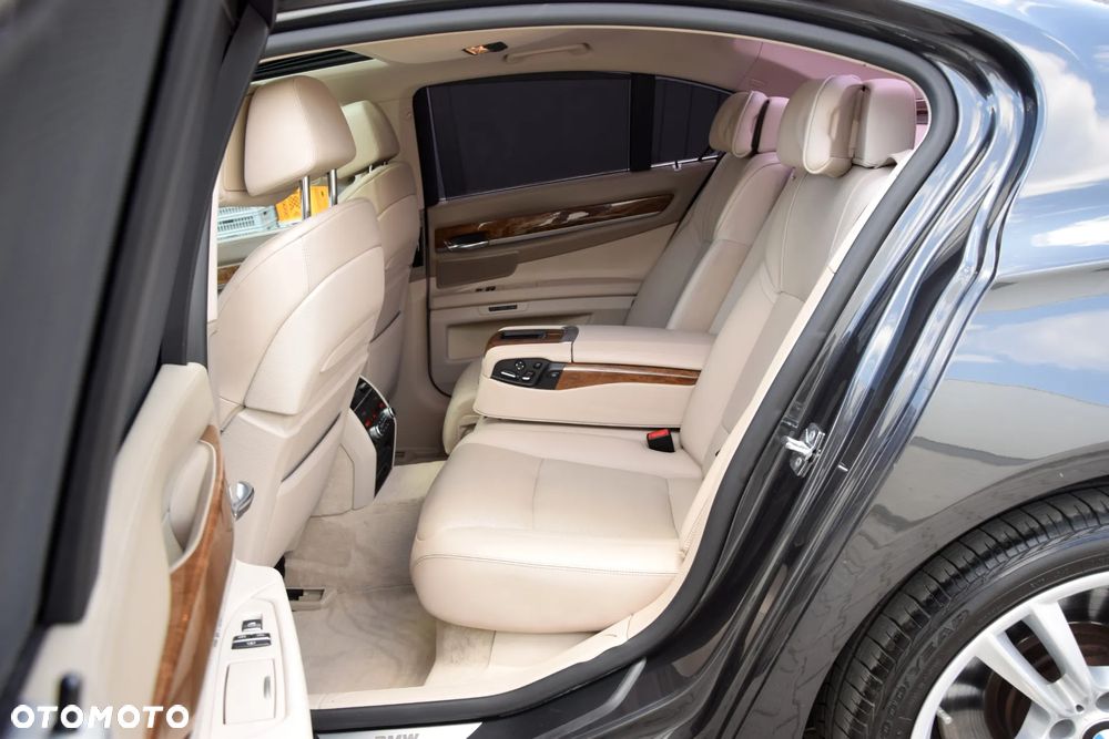 BMW Seria 7 750i - 11
