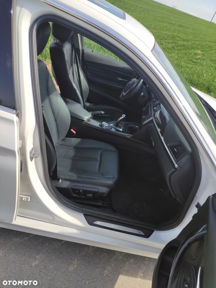 BMW Seria 3 335i Sport-Aut Luxury Line - 11