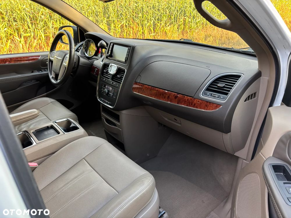 Chrysler Town & Country 3.6 Limited - 12