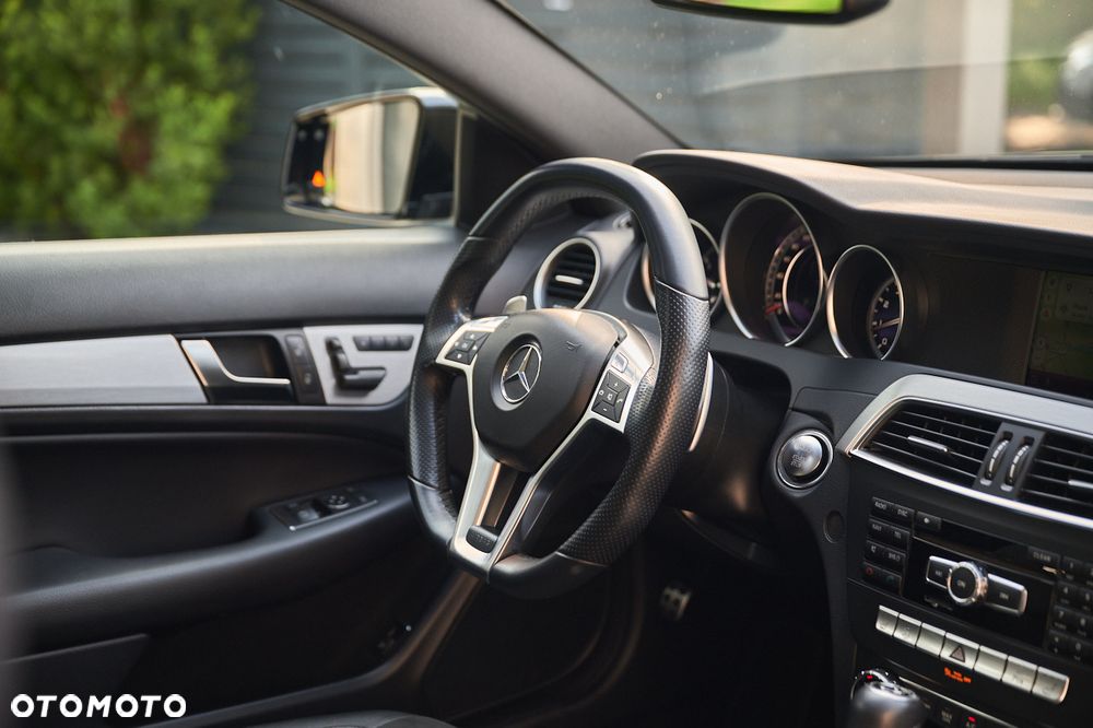 Mercedes-Benz Klasa C 63 AMG - 28