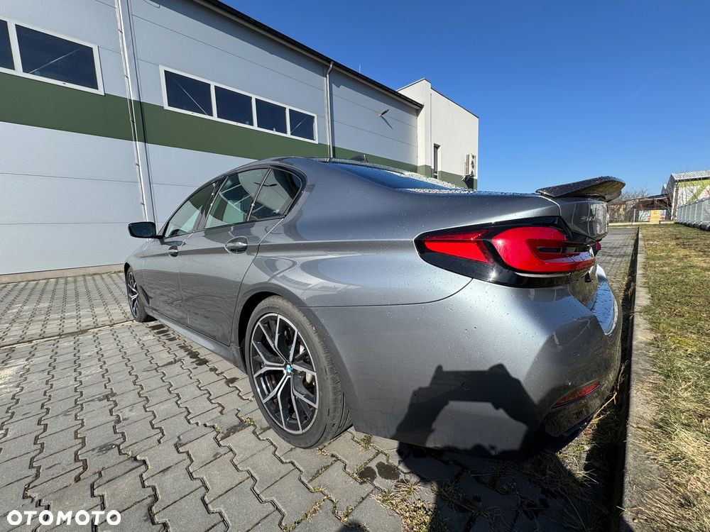 BMW Seria 5 M550i xDrive sport - 12