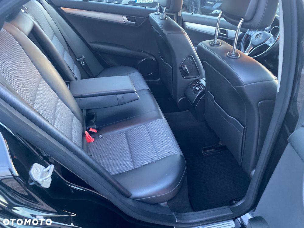 Mercedes-Benz Klasa C 180 CGI BlueEFFICIENCY Avantgarde - 28