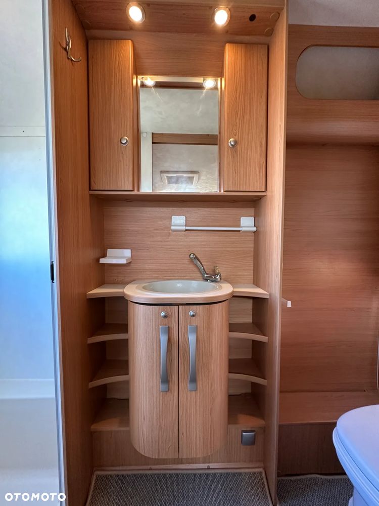 Adria ADORA 542 UT z napędem, nową markizą i dużą łazienką. - 32
