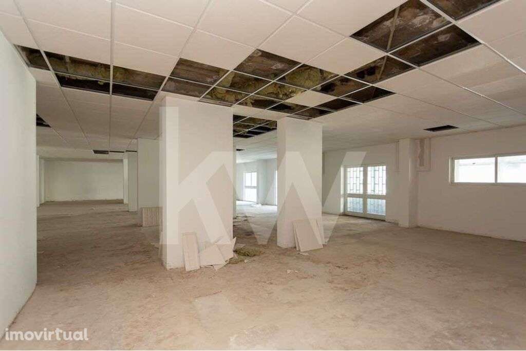 Imóvel AMPLO e VERSÁTIL muito central no Estoril - Grande imagem: 3/11