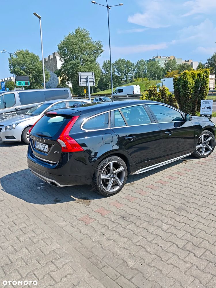 Volvo V60 D6 AWD Plug-in Hybrid R-Design Summum - 4