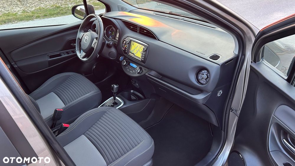 Toyota Yaris Hybrid 100 Business Edition - 29