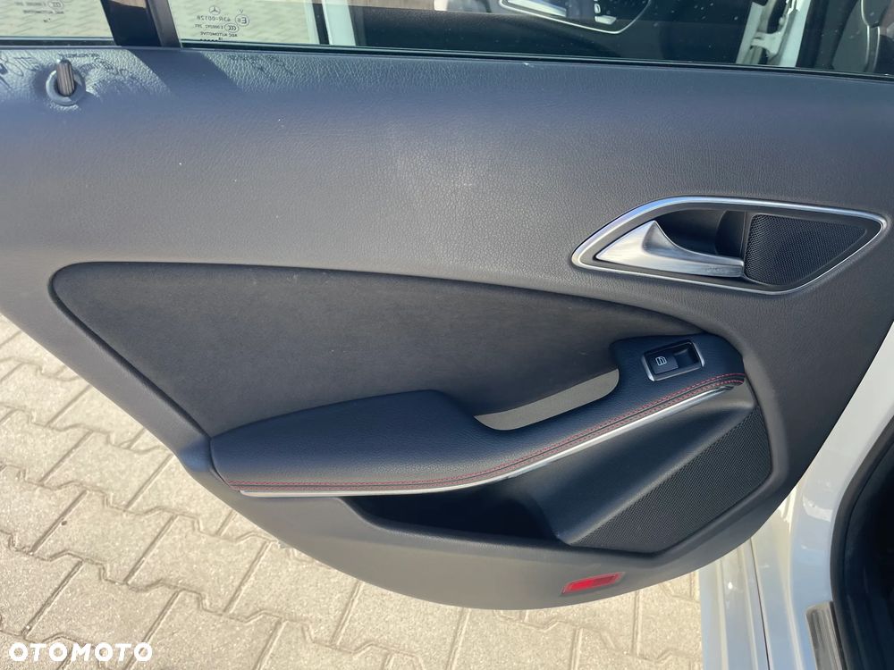 Mercedes-Benz CLA 220 4-Matic AMG Line - 9