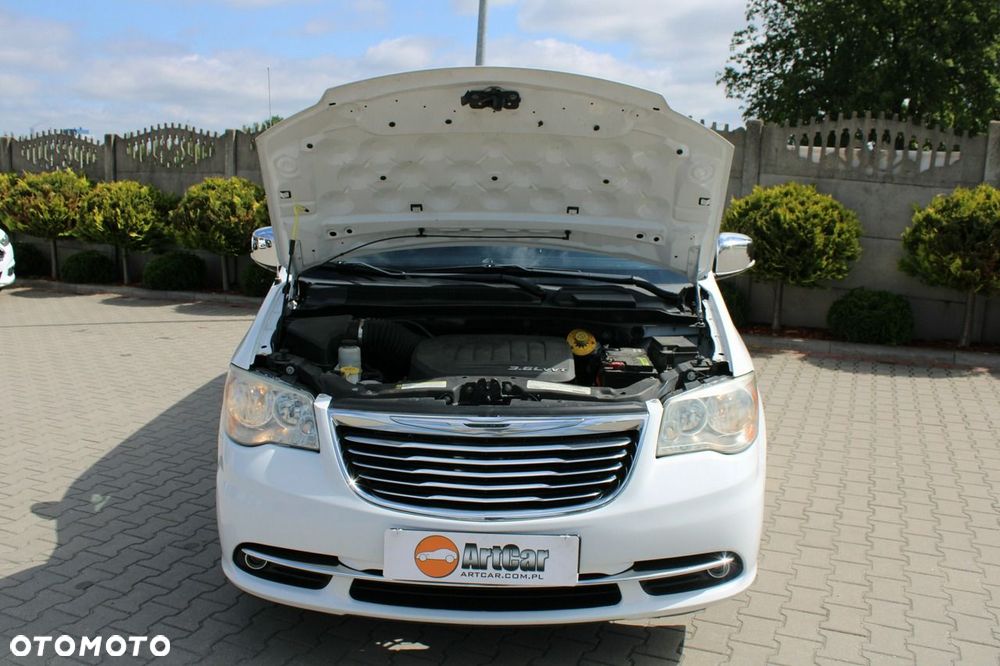 Chrysler Town & Country - 32