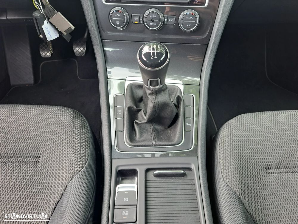 VW Golf 1.6 TDI Highline - 27