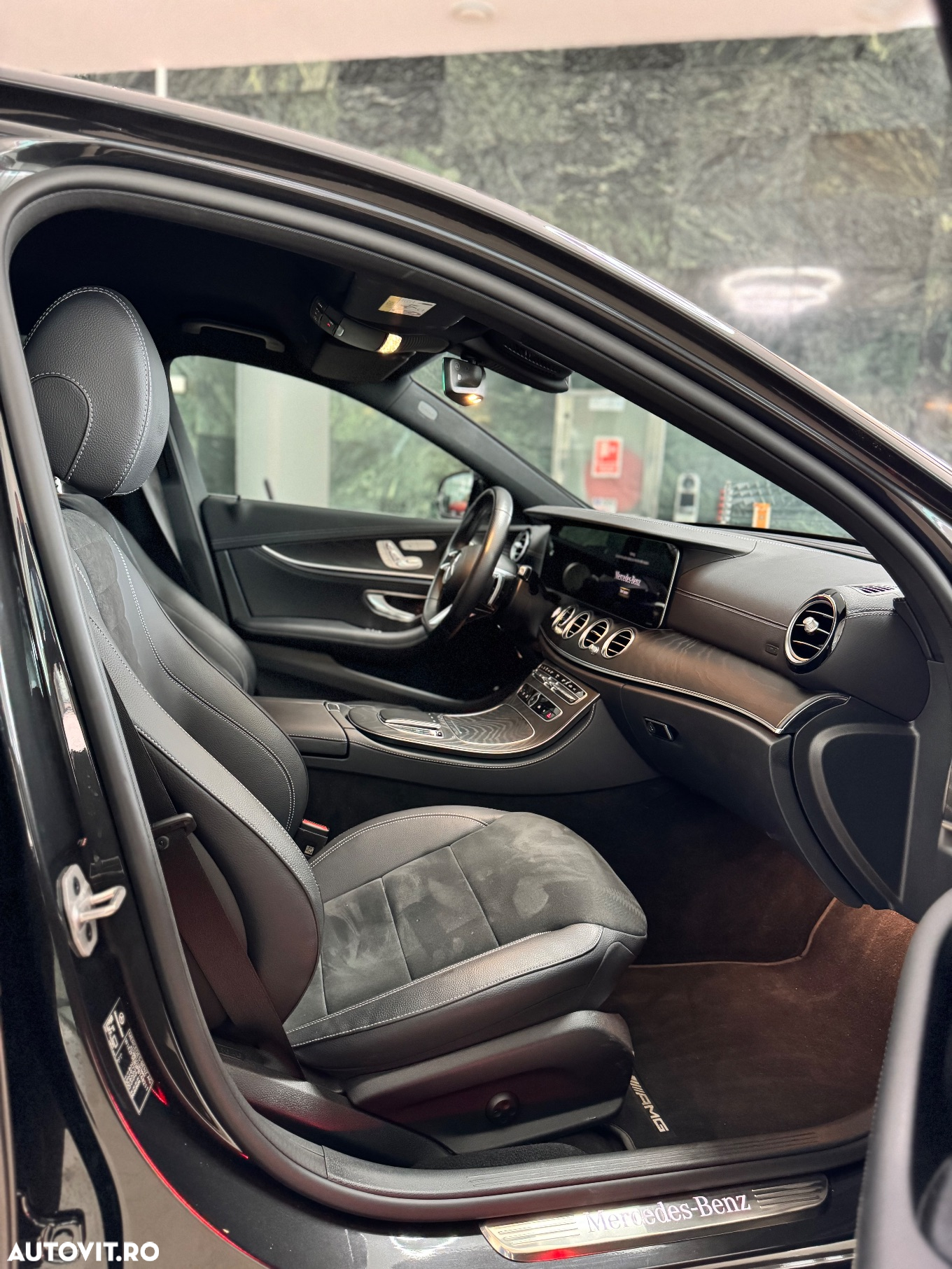 Mercedes-Benz E 300 4Matic 9G-TRONIC AMG Line - 24