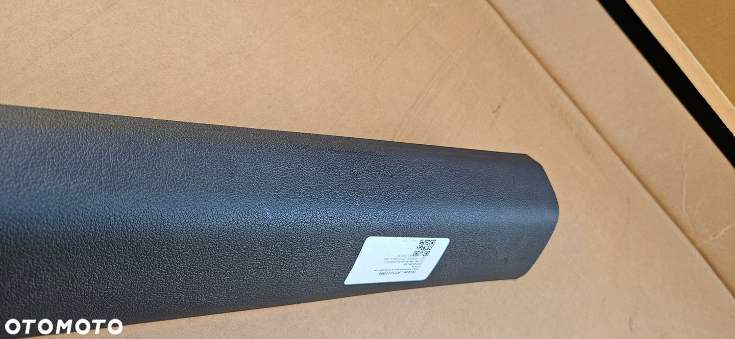 AUDI A4 B9 8W TAPICERKA OSŁONA PROGU PRAWA 8W1867272 - 2