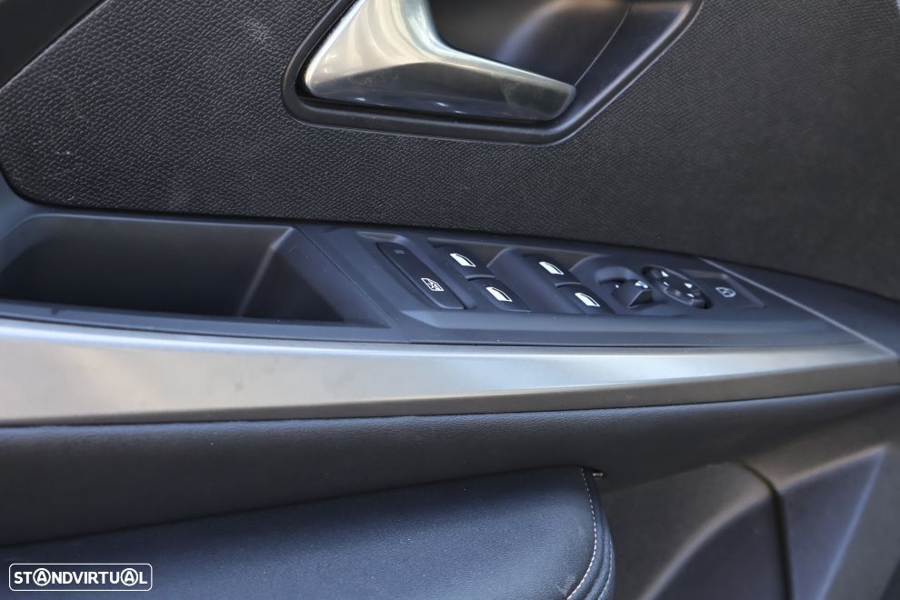 Peugeot 5008 1.2 Hybrid Allure e-DCS6 - 17
