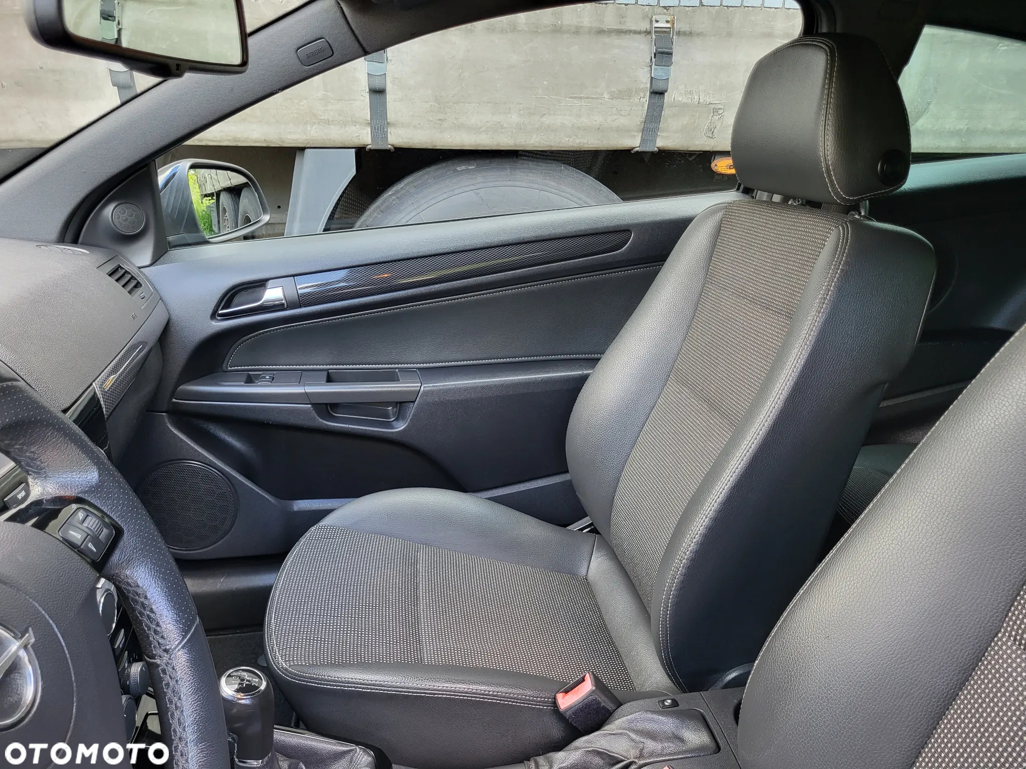 Opel Astra GTC 1.6 Cosmo - 22