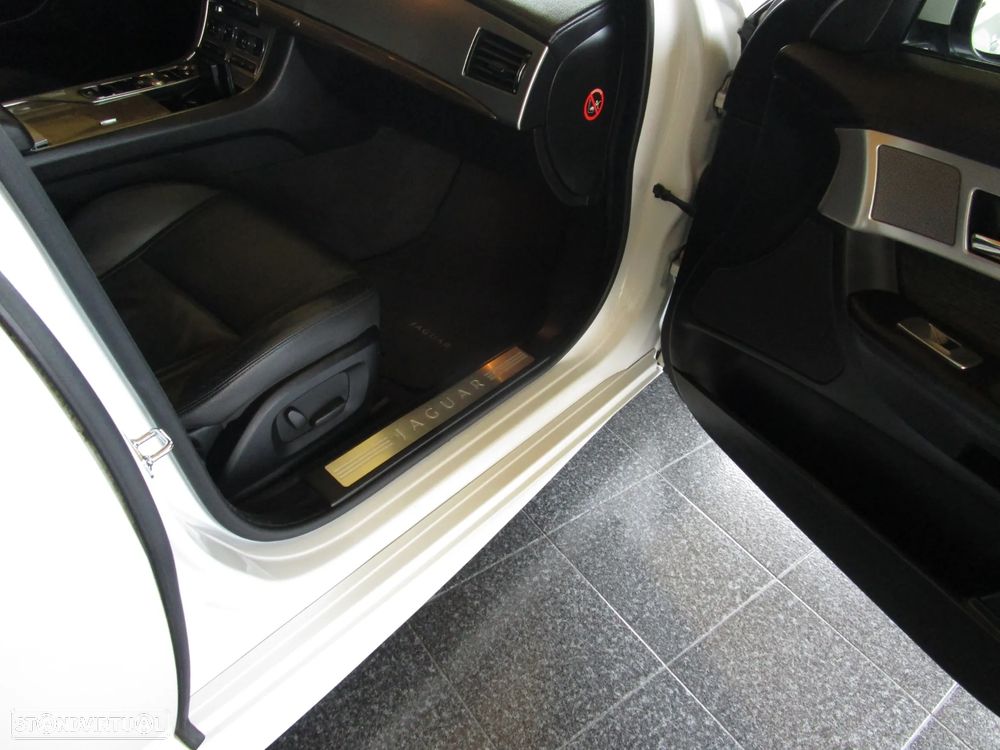 Jaguar XF Sportbrake 2.2 D R-Sport - 48