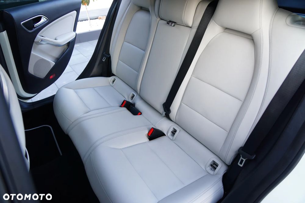 Mercedes-Benz CLA 180 7G-DCT UrbanStyle Edition - 32