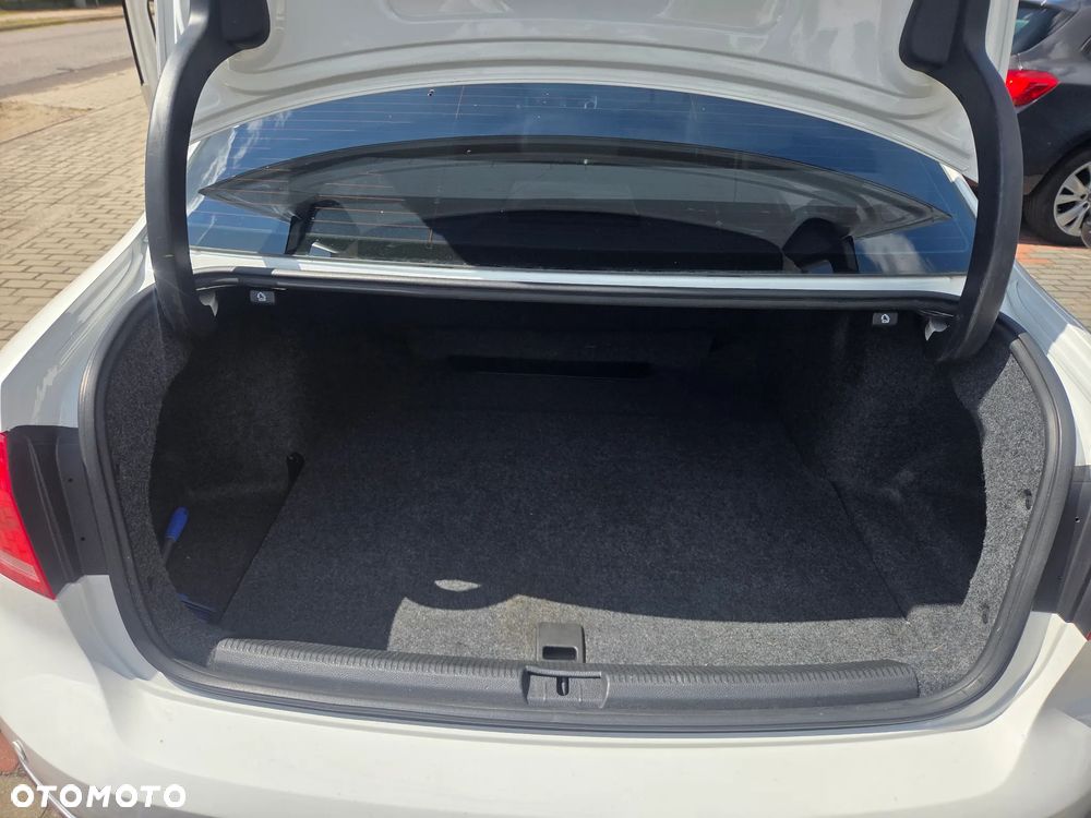 Volkswagen Passat - 13