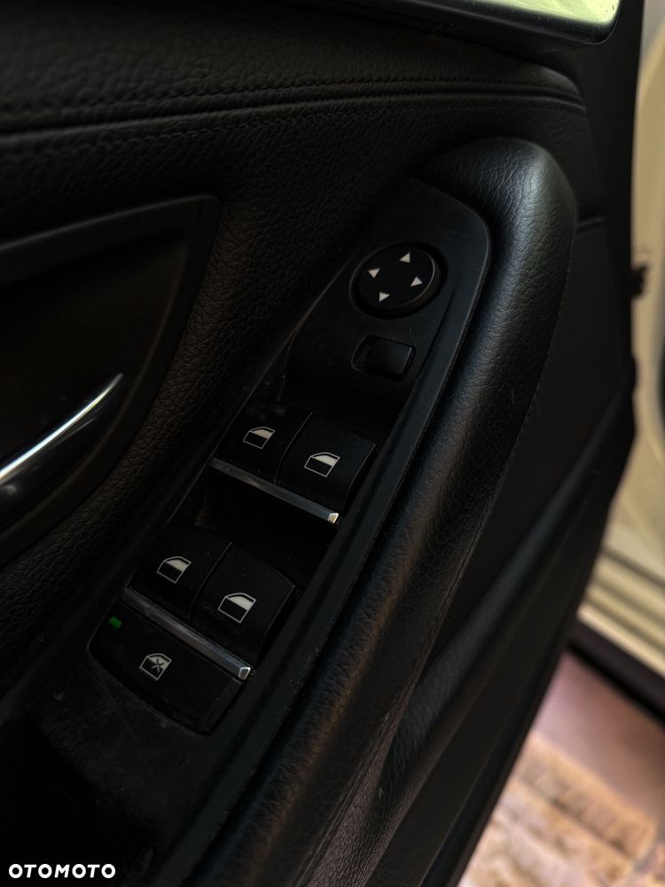 BMW Seria 5 520d xDrive - 12