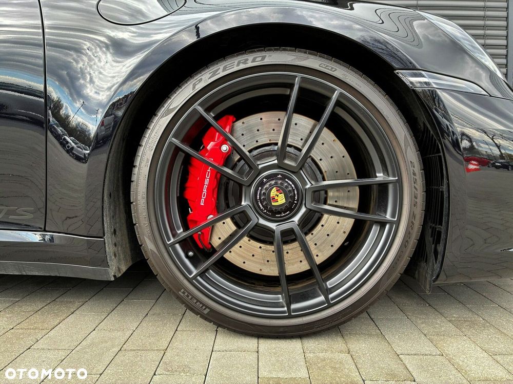 Porsche 911 Carrera 4 GTS - 12