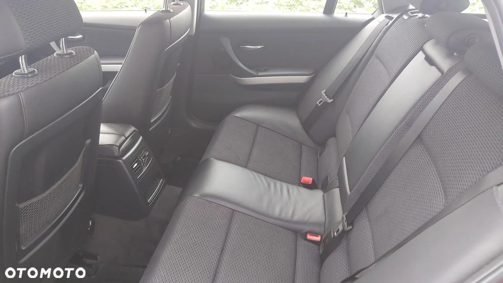 BMW Seria 3 320i Touring - 11