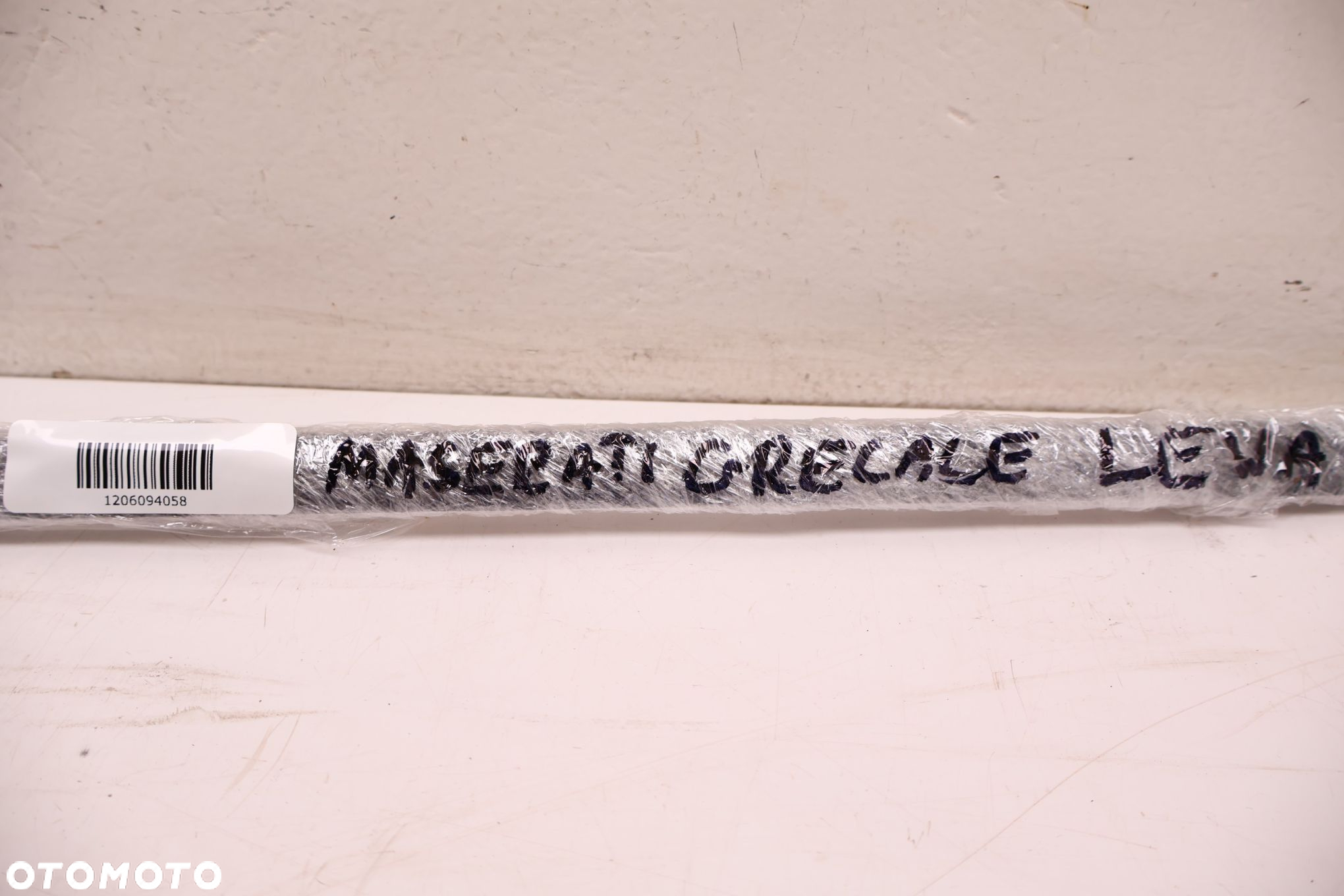 MASERATI GRECALE LISTWA SZYBY CZOŁOWEJ LEWA 670167248 - 9