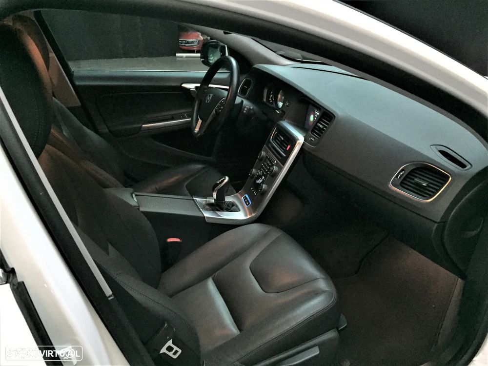 Volvo V60 D6 Plug-In-Hybrid AWD Geartronic Momentum - 9