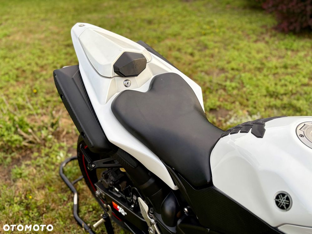 Yamaha R1 - 16