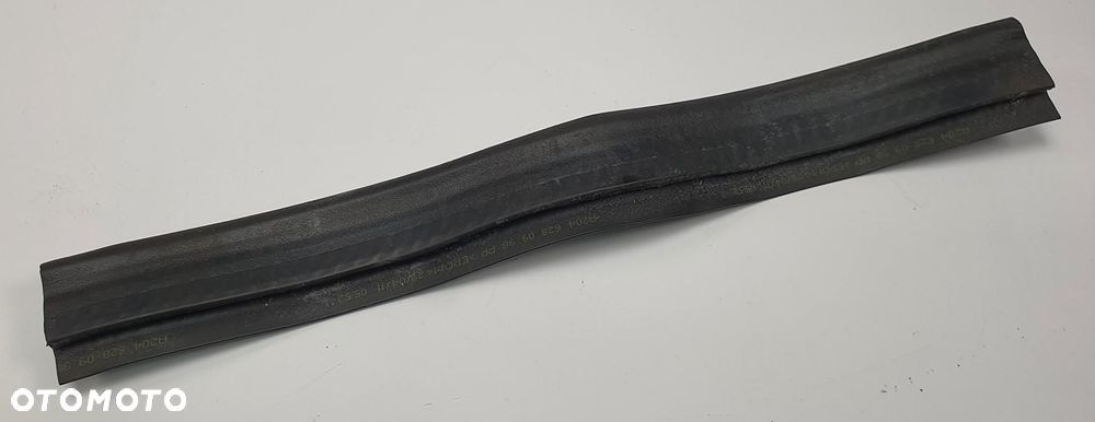 USZCZELKA MASKI MERCEDES W204 A2046280989 - 2