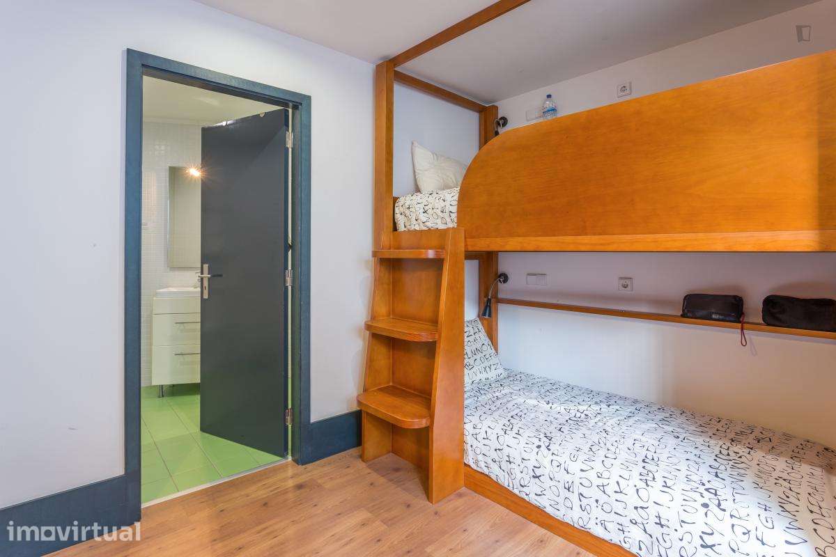 Quarto - localizado em Paranhos Porto - Grande imagem: 3/32