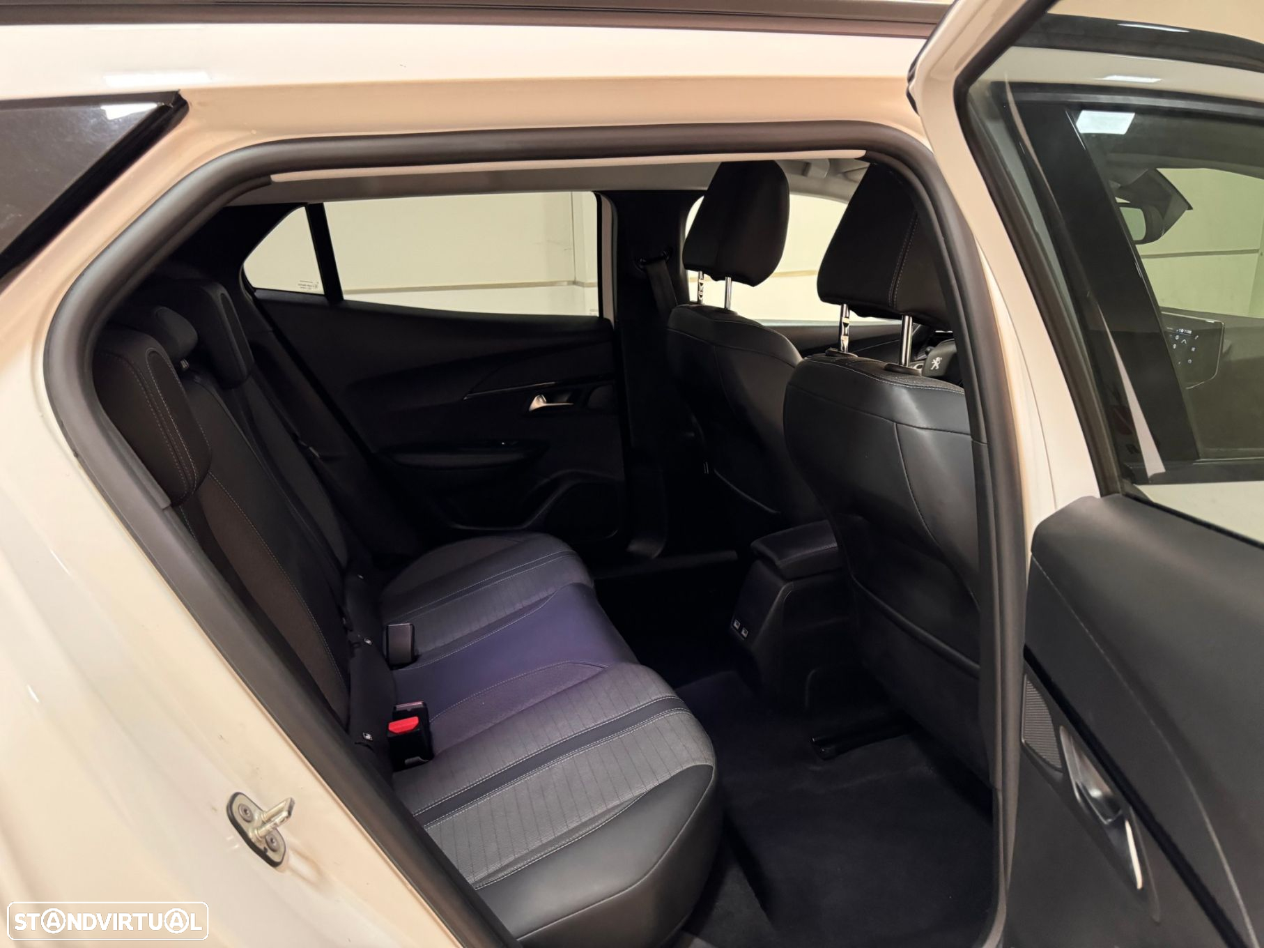Peugeot 2008 1.2 PureTech Allure - 42