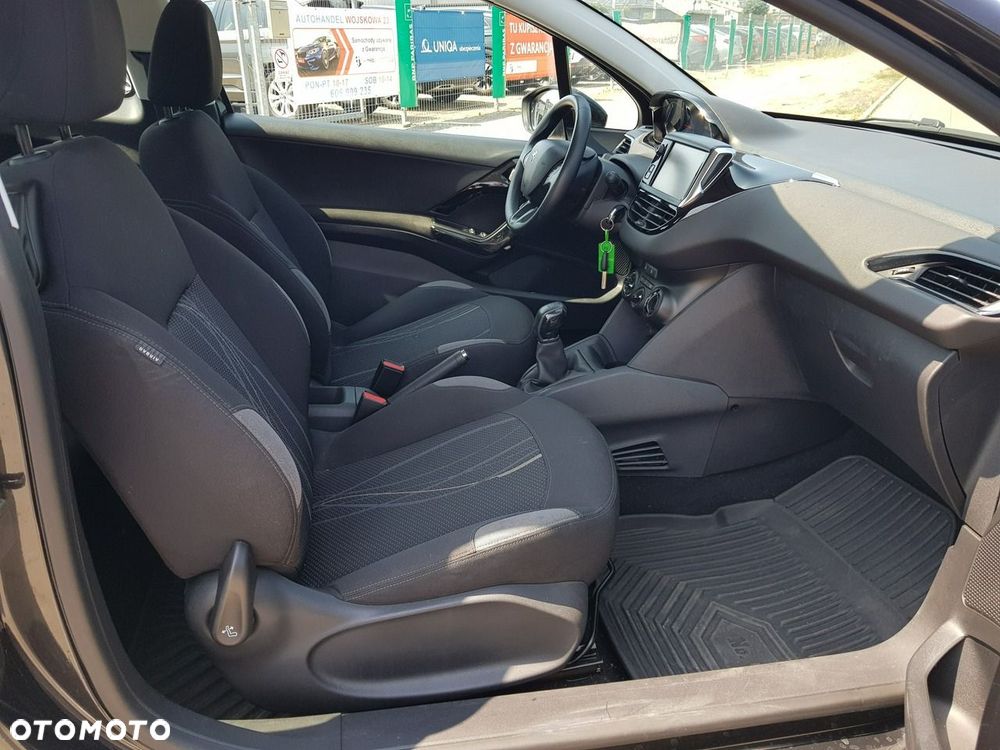 Peugeot 208 - 17