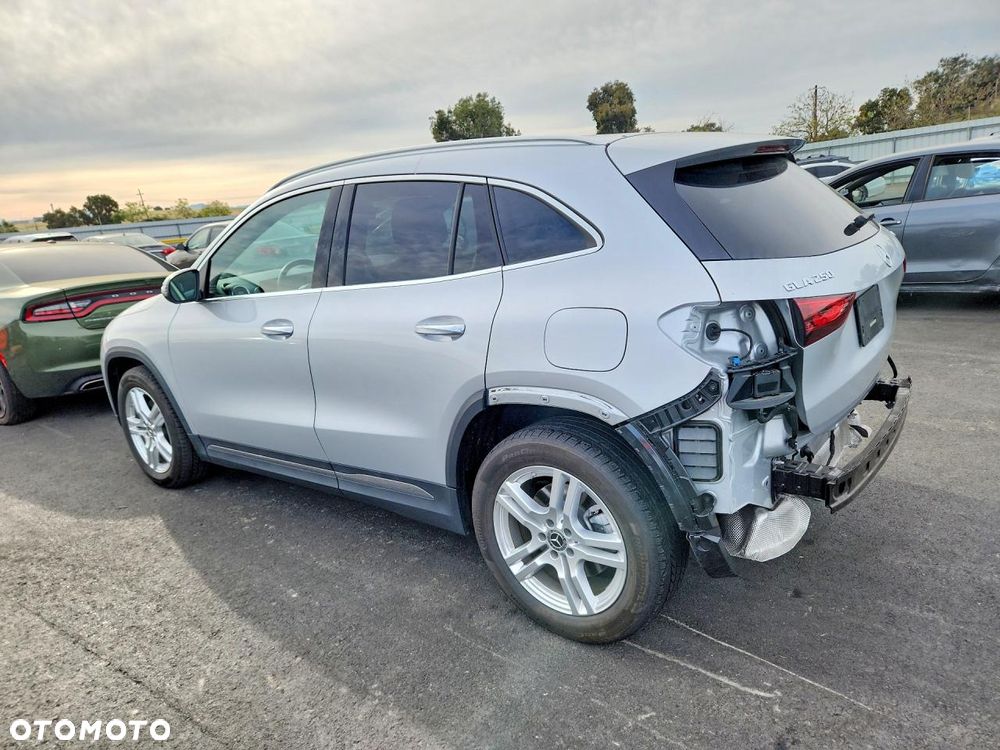 Mercedes-Benz GLA - 4