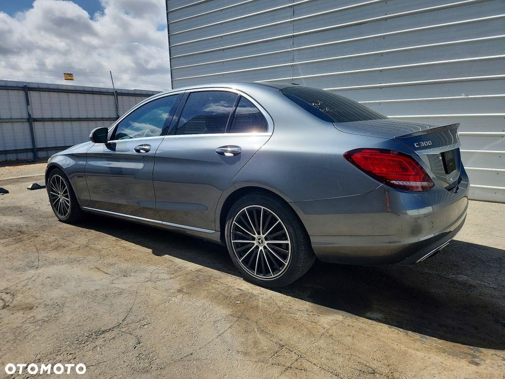 Mercedes-Benz Klasa C 300 4Matic 9G-TRONIC Exclusive - 3