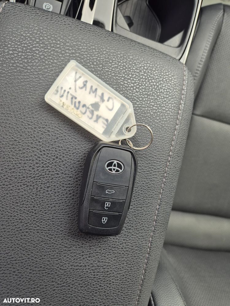 Toyota Camry 2.5 Exclusive - 33