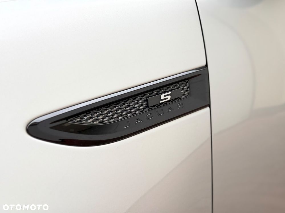 Jaguar E-Pace 2.0 i4P AWD R-Dynamic S - 29
