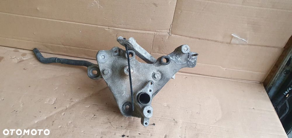 Łapa mocowanie wspornik silnika Renault Trafic III Vivaro B 1.6 DCI 244834609R - 3