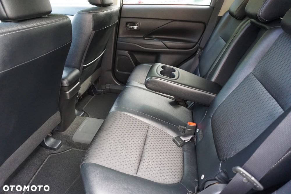 Mitsubishi Outlander Instyle NAVI + - 11