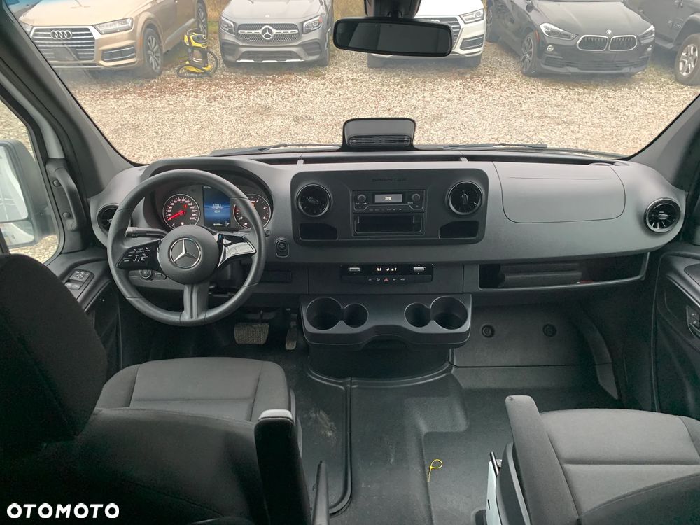Mercedes-Benz Sprinter - 14