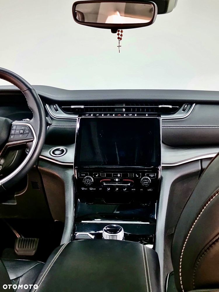 Jeep Grand Cherokee - 16