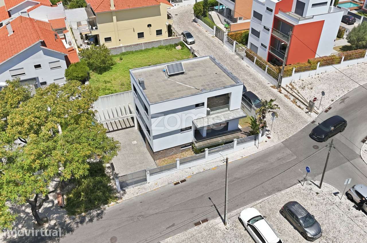 Moradia Isolada T4 com 3 pisos em São Domingos de Rana - Grande imagem: 2/43