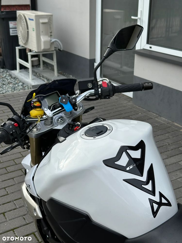 Suzuki GSR - 13