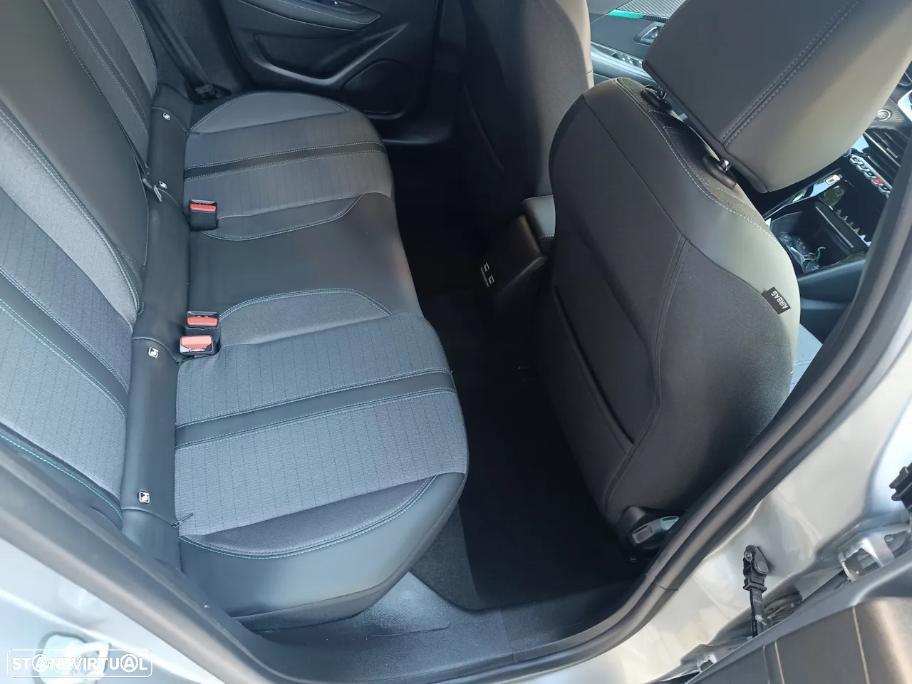 Peugeot 208 PureTech 100 EAT8 Allure - 29