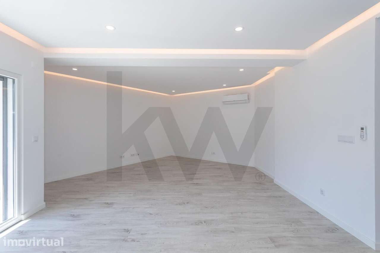 Apartamento T2 com varandas, arrecadação e excelente exposição solar | - Grande imagem: 5/43