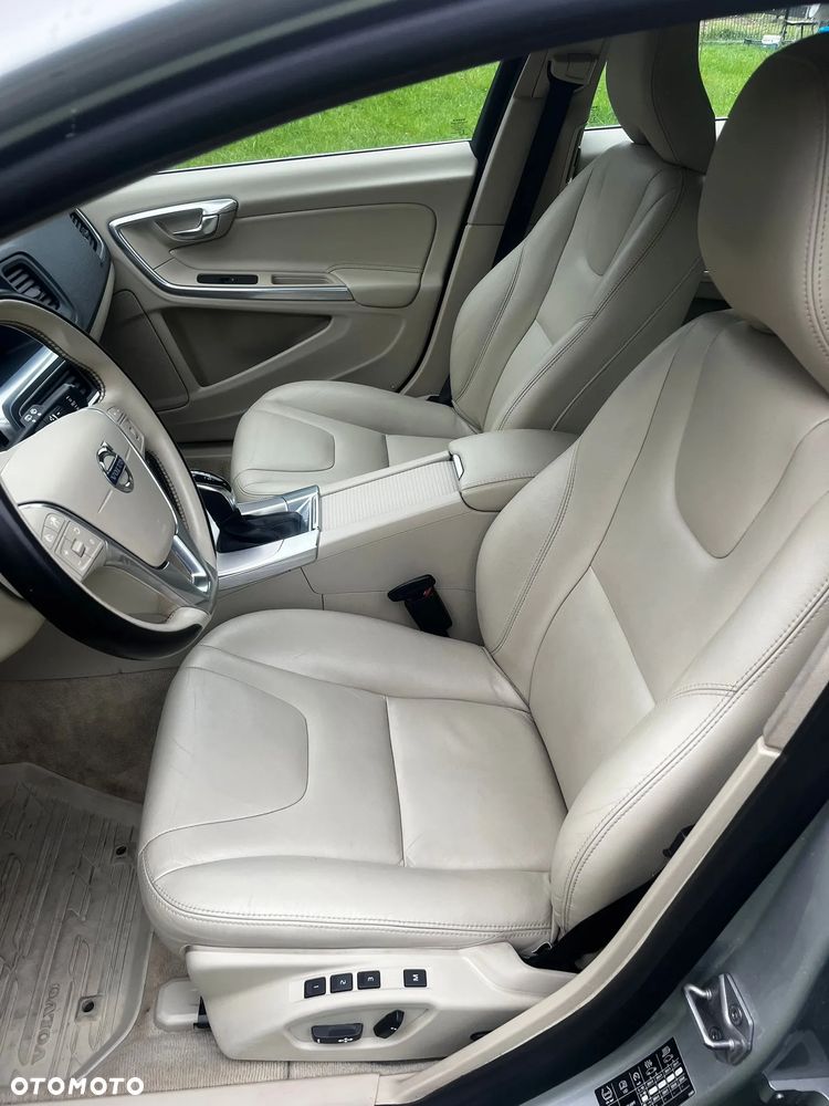 Volvo V60 D6 AWD Plug-in Hybrid R-Design Momentum - 7