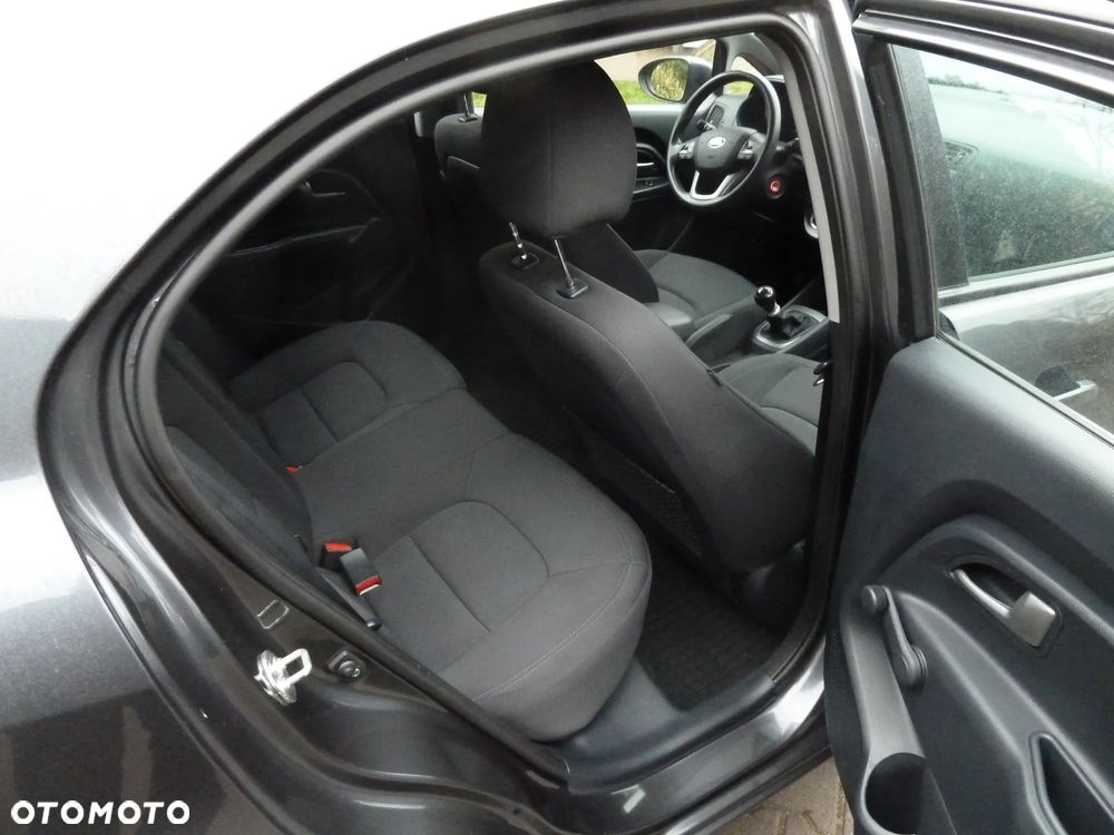 Kia Rio 1.2 L - 6