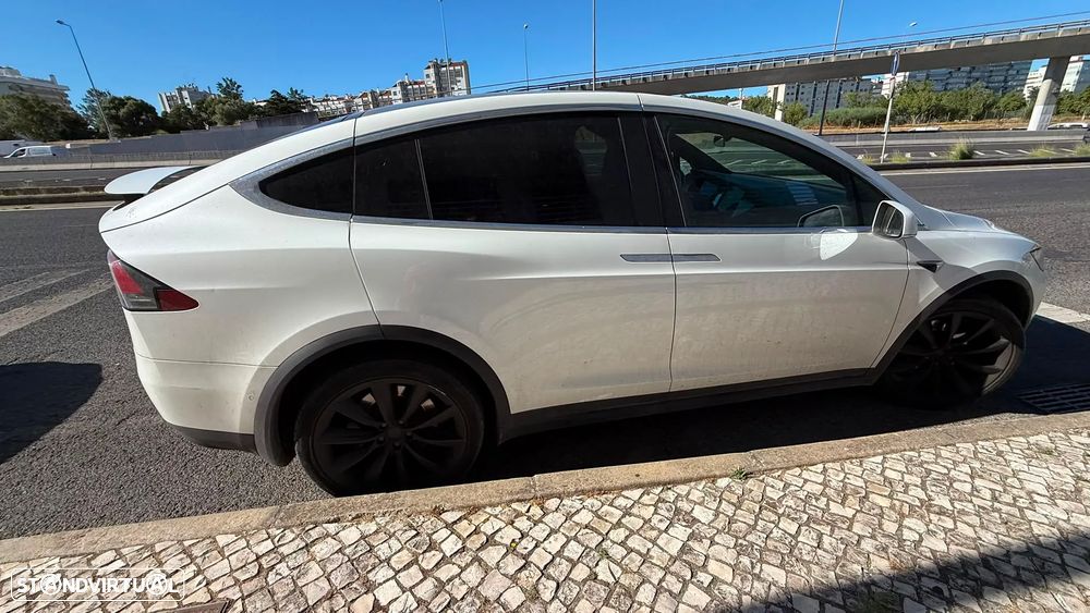 Tesla Model X - 16