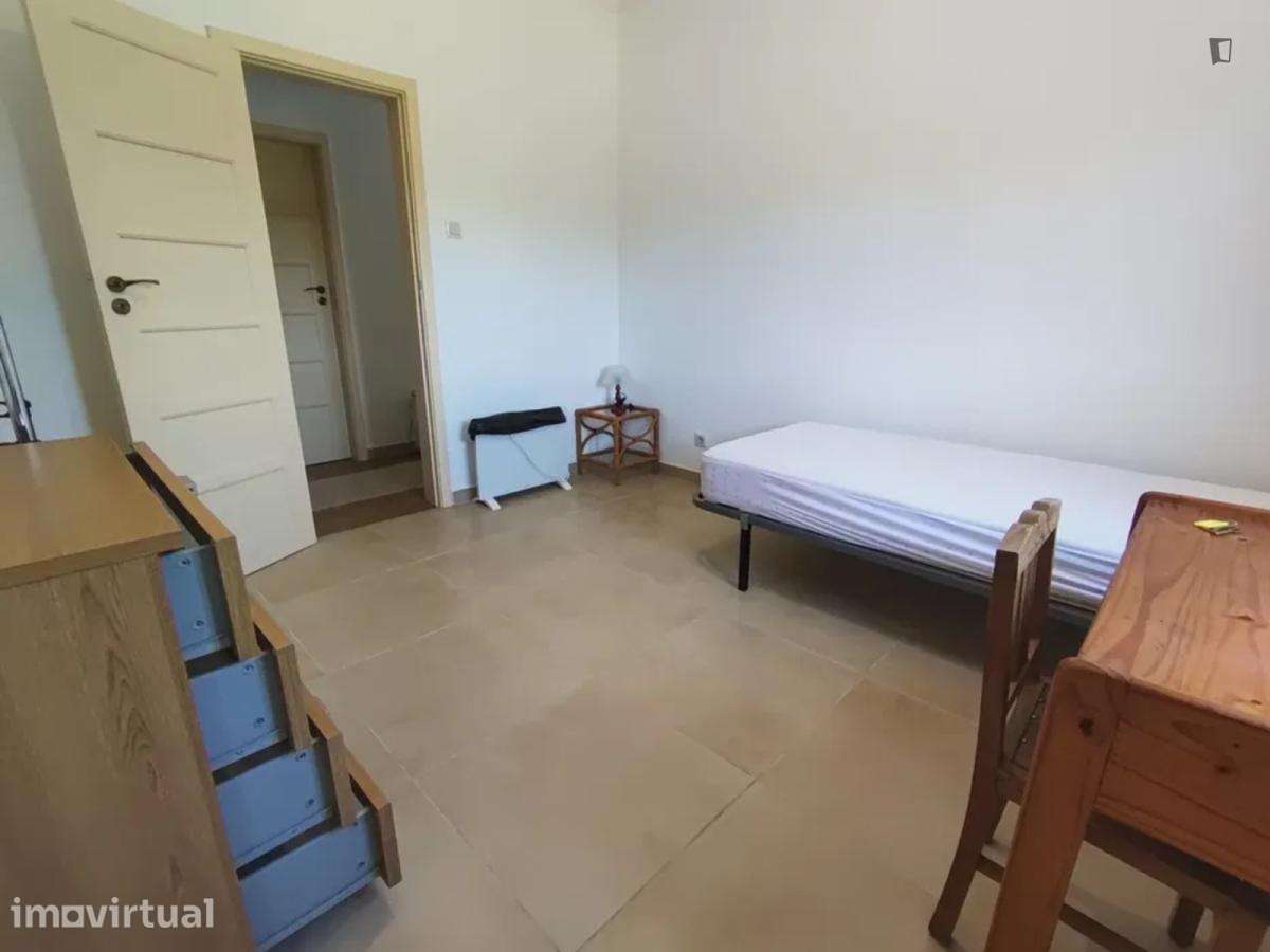Quarto - localizado em Tomar - Grande imagem: 3/7